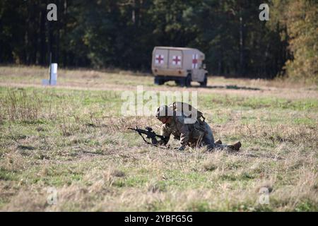 Un soldat de l'armée américaine affecté à l'équipe de combat de la 3e brigade blindée de la 4e division d'infanterie complète des techniques de mouvement individuelles dans le cadre de la voie de soins tactique des victimes de combat lors de la compétition Expert Infantryman, Expert Soldier et Expert Field Medical badge au Drawsko combat Training Center, Pologne, octobre 17, 2024. Le concours Expert Infantryman, Expert Soldier et Expert Field Medical badge (E3B) a rassemblé près de 550 candidats provenant d’unités à travers le théâtre européen, convergeant pour participer à un événement intense de trois semaines destiné à remettre en question l’expertise du candidat en m critique Banque D'Images