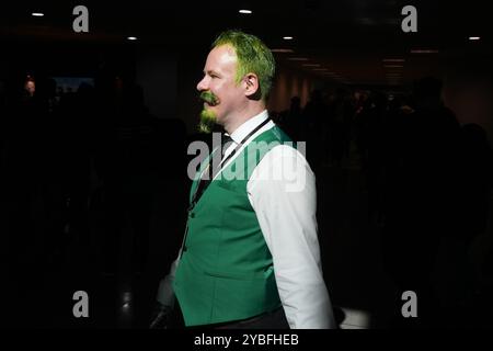 New York, New York, États-Unis. 18 octobre 2024. Une personne dans le cosplay marche à travers un puits de lumière à l'Annual New York Comic Con 2024 au Jacob K. Javits Center le 18 octobre 2024 à New York. (Crédit image : © Bryan Smith/ZUMA Press Wire) USAGE ÉDITORIAL SEULEMENT! Non destiné à UN USAGE commercial ! Crédit : ZUMA Press, Inc/Alamy Live News Banque D'Images