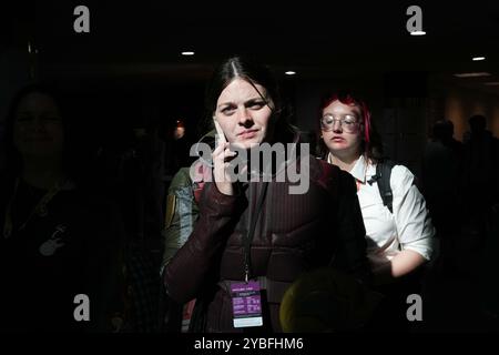 New York, New York, États-Unis. 18 octobre 2024. Une personne dans le cosplay marche à travers un puits de lumière à l'Annual New York Comic Con 2024 au Jacob K. Javits Center le 18 octobre 2024 à New York. (Crédit image : © Bryan Smith/ZUMA Press Wire) USAGE ÉDITORIAL SEULEMENT! Non destiné à UN USAGE commercial ! Crédit : ZUMA Press, Inc/Alamy Live News Banque D'Images