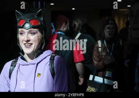 New York, New York, États-Unis. 18 octobre 2024. Une personne dans le cosplay marche à travers un puits de lumière à l'Annual New York Comic Con 2024 au Jacob K. Javits Center le 18 octobre 2024 à New York. (Crédit image : © Bryan Smith/ZUMA Press Wire) USAGE ÉDITORIAL SEULEMENT! Non destiné à UN USAGE commercial ! Crédit : ZUMA Press, Inc/Alamy Live News Banque D'Images