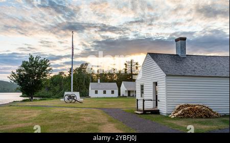 Copper Harbor, mi - 1er août 2019 : bâtiments historiques de Fort Wilkins et canons surplombant le lac Fanny Hooe à Copper Harbor, Michigan. Le fort était Banque D'Images