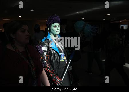 New York, New York, États-Unis. 18 octobre 2024. Une personne dans le cosplay marche à travers un puits de lumière à l'Annual New York Comic Con 2024 au Jacob K. Javits Center le 18 octobre 2024 à New York. (Crédit image : © Bryan Smith/ZUMA Press Wire) USAGE ÉDITORIAL SEULEMENT! Non destiné à UN USAGE commercial ! Crédit : ZUMA Press, Inc/Alamy Live News Banque D'Images