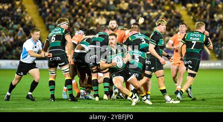 Northampton, Royaume-Uni. 18 octobre 2024. Tom James, SAINTS DE NORTHAMPTON, en action avec le ballon lors du Gallagher Premiership Rugby match opposant les Saints de Northampton aux Sale Sharks au Cinch Stadium Franklin's Gardens. Northampton Royaume-Uni. Crédit : PATRICK ANTHONISZ/Alamy Live News Banque D'Images