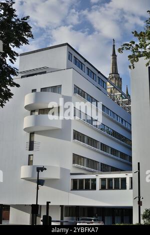 La maison Narkomfin est l'un des monuments architecturaux emblématiques de l'avant-garde soviétique et du constructivisme. Banque D'Images