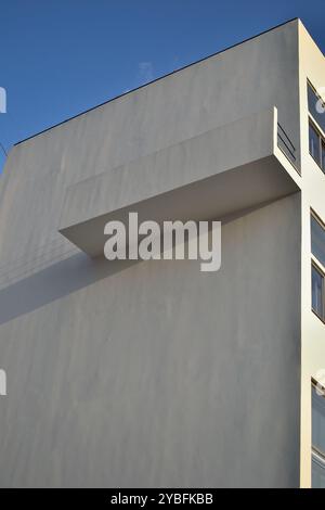 La maison Narkomfin est l'un des monuments architecturaux emblématiques de l'avant-garde soviétique et du constructivisme. Banque D'Images