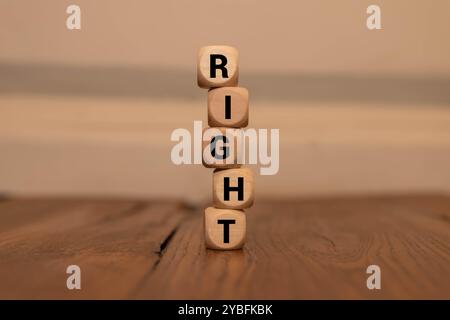 Symbole des droits éthiques ou légaux. Tourné un cube en bois et change les mots droits éthiques en droits légaux sur un beau fond rose, table grise. Busi Banque D'Images