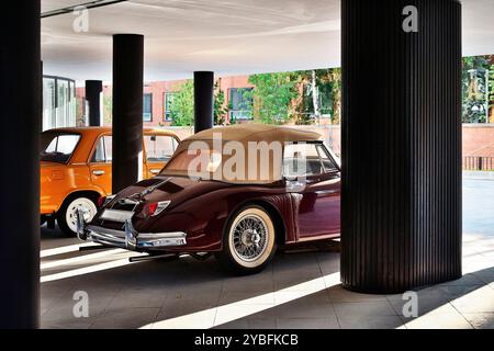 La voiture Jaguar d'époque dans le parking de la maison Narkomfin est l'un des monuments architecturaux emblématiques de l'avant-garde soviétique et constructi Banque D'Images