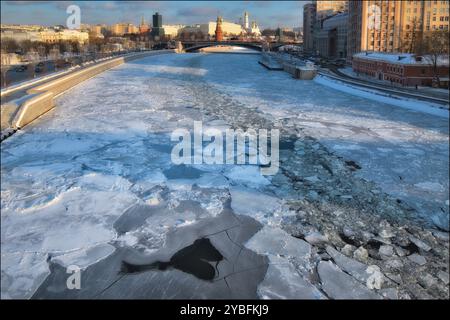 Moscou. Vue sur le Kremlin et la rivière Moscou depuis le pont patriarcal. Banque D'Images