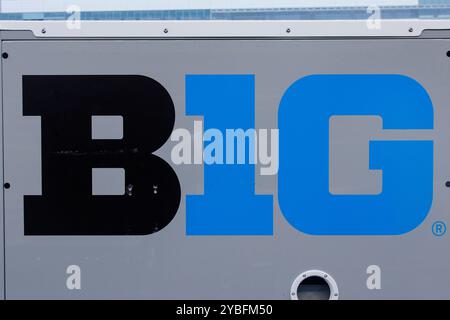 West Lafayette, Indiana, États-Unis. 18 octobre 2024. Logo Big Ten sur la mallette de l'équipement avant le match de football de la NCAA entre les Ducks de l'Oregon et les Purdue Boilermakers au stade Ross-Ade de West Lafayette, Indiana. John Mersits/CSM (image crédit : © John Mersits/Cal Sport Media). Crédit : csm/Alamy Live News Banque D'Images