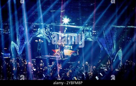 AMSTERDAM - DJ Dimitri Vegas et Timmy Trumpet lors de l'émission Our Story de Tomorrowland. L’événement de danse célèbre son 20e anniversaire lors de l’Amsterdam Dance Event (ADE). ANP ROBIN UTRECHT netherlands Out - belgique Out Credit : ANP/Alamy Live News Banque D'Images