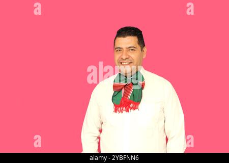 Homme latino de 40 ans à la peau foncée avec un arc tricolore aux couleurs du drapeau mexicain pour célébrer les fêtes nationales de l'indépendance mexicaine Banque D'Images