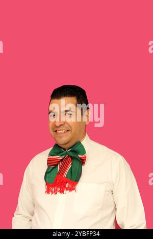 Homme latino de 40 ans à la peau foncée avec un arc tricolore aux couleurs du drapeau mexicain pour célébrer les fêtes nationales de l'indépendance mexicaine Banque D'Images