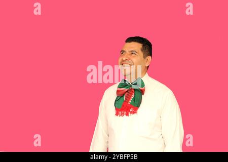 Homme latino de 40 ans à la peau foncée avec un arc tricolore aux couleurs du drapeau mexicain pour célébrer les fêtes nationales de l'indépendance mexicaine Banque D'Images