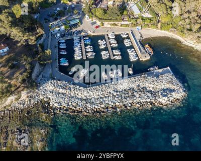 Photographie aérienne de Poussaï Marina, au Dramont, au pied de la colline du Cap Roux, dans le massif de l'Estérel, en Provence, Riveira française, en Europe. Banque D'Images