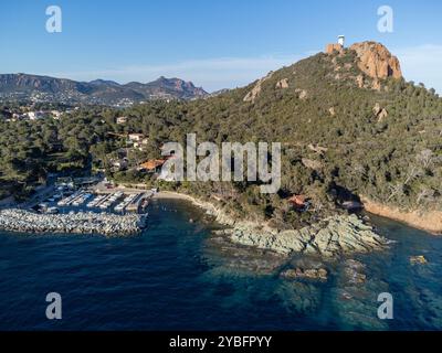 Photographie aérienne de Poussaï Marina, au Dramont, au pied de la colline du Cap Roux, dans le massif de l'Estérel, en Provence, Riveira française, en Europe. Banque D'Images