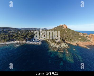 Photographie aérienne de Poussaï Marina, au Dramont, au pied de la colline du Cap Roux, dans le massif de l'Estérel, en Provence, Riveira française, en Europe. Banque D'Images