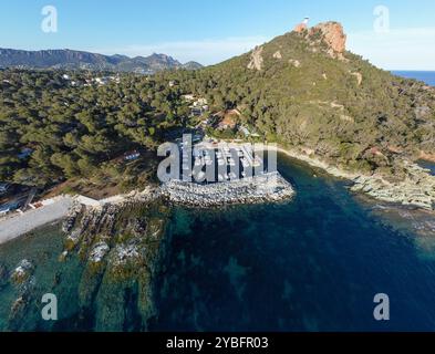 Photographie aérienne de Poussaï Marina, au Dramont, au pied de la colline du Cap Roux, dans le massif de l'Estérel, en Provence, Riveira française, en Europe. Banque D'Images