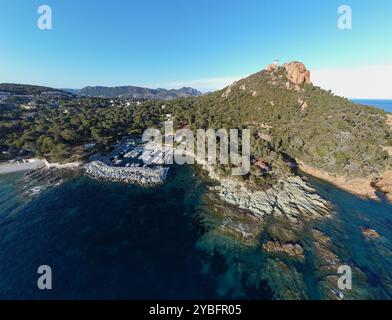 Photographie aérienne de Poussaï Marina, au Dramont, au pied de la colline du Cap Roux, dans le massif de l'Estérel, en Provence, Riveira française, en Europe. Banque D'Images