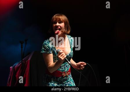 Le groupe de folk rock britannique Skinny Lister se produit en concert au Coliumbiahalle de Berlin Banque D'Images