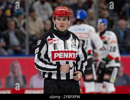 Muenchen, Deutschland. 18 octobre 2024. Linesperson Jonas Reinold. GER, EHC Red Bull Muenchen gegen Augsburger Panther, Eishockey, DEL, 10. Spieltag, saison 2024/2025, 18.10.2024. Foto : Eibner-Pressefoto/Heike Feiner crédit : dpa/Alamy Live News Banque D'Images