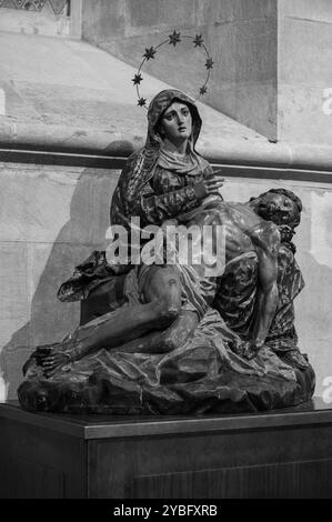 Le Pietà – la Vierge Marie berçant tendrement le corps sans vie de son fils Jésus. Cathédrale Sainte-Marie-majeure (Sé de Lisboa) à Lisbonne, Portugal. Banque D'Images