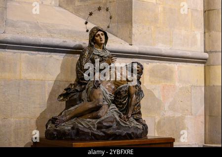 Le Pietà – la Vierge Marie berçant tendrement le corps sans vie de son fils Jésus. Cathédrale Sainte-Marie-majeure (Sé de Lisboa) à Lisbonne, Portugal. Banque D'Images