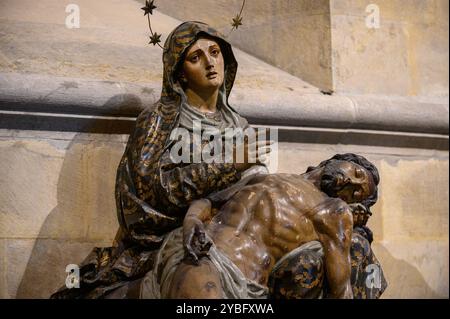 Le Pietà – la Vierge Marie berçant tendrement le corps sans vie de son fils Jésus. Cathédrale Sainte-Marie-majeure (Sé de Lisboa) à Lisbonne, Portugal. Banque D'Images