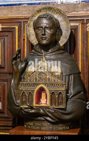 Saint Antoine de Padoue (avec la basilique de Padoue) – une statue tenant des reliques. Cathédrale Sainte-Marie-majeure (Sé de Lisboa) à Lisbonne, Portugal. Banque D'Images