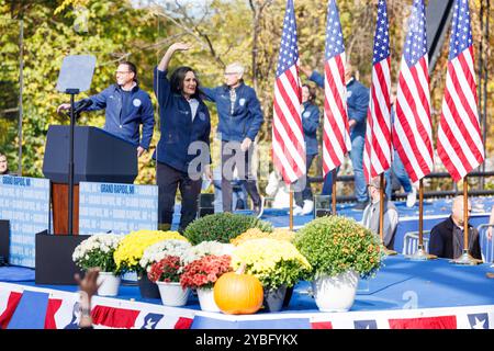 Grand Rapids, États-Unis. 18 octobre 2024. Le gouverneur du Michigan, Gretchen Whitmer, parle lors d'un rassemblement avec le vice-président Kamala Harris à Grand Rapids, Mich., le 18 octobre 2024. Elle est accompagnée sur scène par Maura Healey, gouverneur du Massachusetts, Wes Moore, Tony Evers, gouverneur du Wisconsin, Josh Shapiro, et Kathy Hochul, gouverneur de New York. (Photo de Andrew Roth/Sipa USA) crédit : Sipa USA/Alamy Live News Banque D'Images