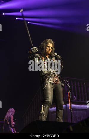 Leeds, Royaume-Uni - Alice Cooper se produit à la First Direct Arena, Leeds le 18 octobre 2024. Crédit : Jill O'Donnell/Alamy Live News Banque D'Images