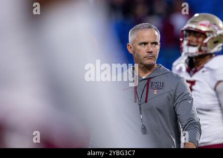 Durham, Caroline du Nord, États-Unis. 18 octobre 2024. L'entraîneur-chef des Seminoles de Floride, Mike Norvell, lors des échauffements d'avant-match contre les Duke Blue Devils lors du match de football de l'ACC au Wallace Wade Stadium de Durham, Caroline du Nord. (Scott Kinser/CSM). Crédit : csm/Alamy Live News Banque D'Images