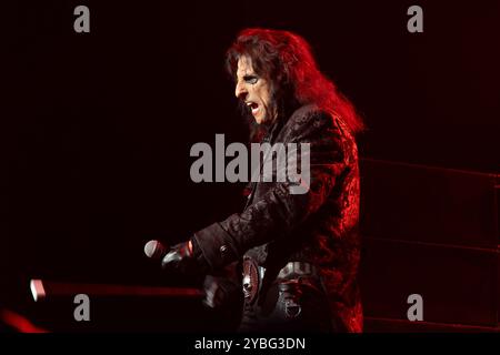 Leeds, Royaume-Uni - Alice Cooper se produit à la First Direct Arena, Leeds le 18 octobre 2024. Crédit : Jill O'Donnell/Alamy Live News Banque D'Images