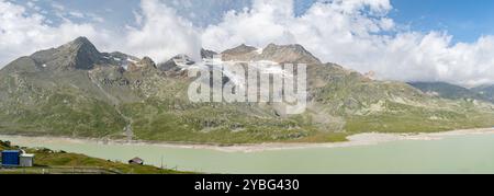 Vue panoramique des Alpes de Bernina et du lac Bianco depuis Bernina Hospiz, Suisse : une scène spectaculaire de Glacier et de Col de montagne Banque D'Images