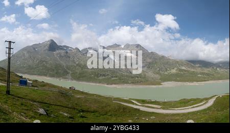 Vue panoramique des Alpes de Bernina et du lac Bianco depuis Bernina Hospiz, Suisse : une scène spectaculaire de Glacier et de Col de montagne Banque D'Images