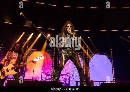 Leeds, Royaume-Uni - Alice Cooper se produit à la First Direct Arena, Leeds le 18 octobre 2024. Crédit : Jill O'Donnell/Alamy Live News Banque D'Images