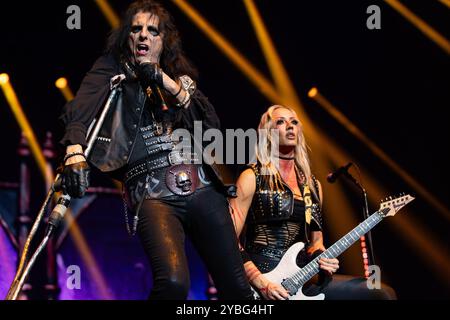 Leeds, Royaume-Uni - Alice Cooper se produit à la First Direct Arena, Leeds le 18 octobre 2024. Crédit : Jill O'Donnell/Alamy Live News Banque D'Images