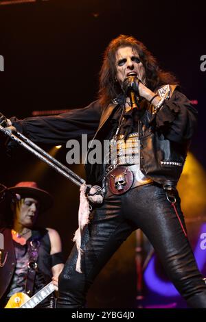 Leeds, Royaume-Uni - Alice Cooper se produit à la First Direct Arena, Leeds le 18 octobre 2024. Crédit : Jill O'Donnell/Alamy Live News Banque D'Images