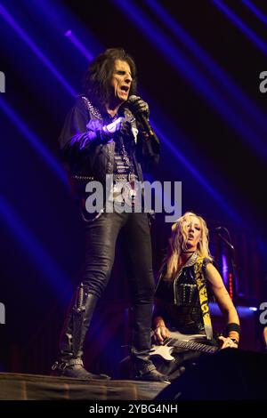 Leeds, Royaume-Uni - Alice Cooper se produit à la First Direct Arena, Leeds le 18 octobre 2024. Crédit : Jill O'Donnell/Alamy Live News Banque D'Images