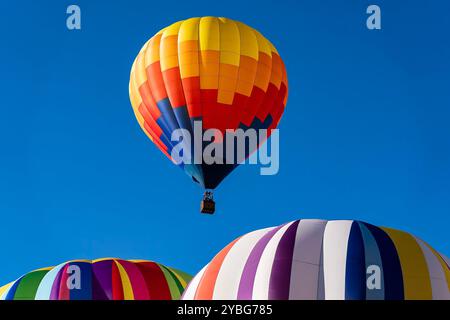 Statesville, Caroline du Nord, États-Unis. 18 octobre 2024. Des montgolfières vibrantes de toutes formes et de toutes couleurs s'élèvent dans le ciel bleu clair, remplissant l'air d'excitation lors d'un festival de montgolfières d'automne. La scène est à couper le souffle contre la beauté de la saison. (Crédit image : © Walter G. Arce Sr./ASP via ZUMA Press Wire) USAGE ÉDITORIAL SEULEMENT! Non destiné à UN USAGE commercial ! Banque D'Images