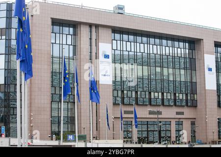 Bruxelles, Belgique. 17 octobre 2024. Vue du bâtiment Justus Lipsius où s'est tenue la réunion du Conseil de l'UE. Lors du sommet des dirigeants de l'UE du Conseil européen, des Iraniens, partisans du Conseil national de la résistance iranienne (CNRI), ont organisé une manifestation pour désigner les Gardiens de la révolution iraniens (CGRI) sur la liste des terroristes de l'UE pour leur rôle dans la répression en Iran, le bellicisme et le terrorisme à l'étranger. Crédit : SOPA images Limited/Alamy Live News Banque D'Images