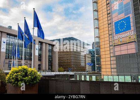 Bruxelles, Belgique. 17 octobre 2024. Vue du bâtiment Justus Lipsius où s'est tenue la réunion du Conseil de l'UE. Lors du sommet des dirigeants de l'UE du Conseil européen, des Iraniens, partisans du Conseil national de la résistance iranienne (CNRI), ont organisé une manifestation pour désigner les Gardiens de la révolution iraniens (CGRI) sur la liste des terroristes de l'UE pour leur rôle dans la répression en Iran, le bellicisme et le terrorisme à l'étranger. Crédit : SOPA images Limited/Alamy Live News Banque D'Images