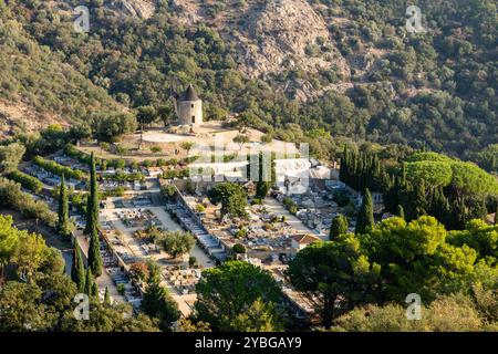 Moulin à vent et cimetière Saint-Roch au sommet d'une colline dans le massif des Maures, Grimaud, France, Europe, Provence, côte d'Azur. Banque D'Images