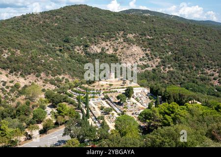 Moulin à vent et cimetière Saint-Roch au sommet d'une colline dans le massif des Maures, Grimaud, France, Europe, Provence, côte d'Azur. Banque D'Images