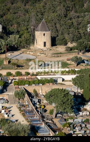 Moulin à vent et cimetière Saint-Roch au sommet d'une colline dans le massif des Maures, Grimaud, France, Europe, Provence, côte d'Azur. Banque D'Images