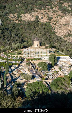 Moulin à vent et cimetière Saint-Roch au sommet d'une colline dans le massif des Maures, Grimaud, France, Europe, Provence, côte d'Azur. Banque D'Images