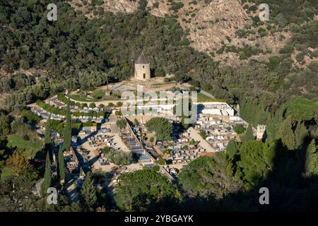 Moulin à vent et cimetière Saint-Roch au sommet d'une colline dans le massif des Maures, Grimaud, France, Europe, Provence, côte d'Azur. Banque D'Images