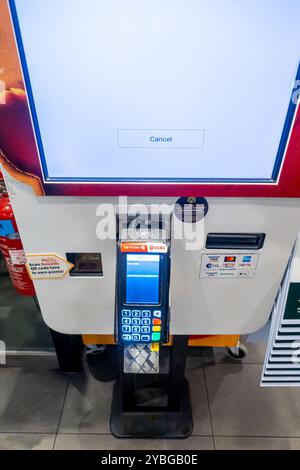 Terminal de carte de crédit / carte de débit pour le paiement, McDonald's Tiong Bahru Singapour Banque D'Images