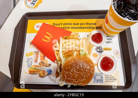 Hamburger, frites et cola sur le plateau du restaurant McDonald's Singapour Banque D'Images