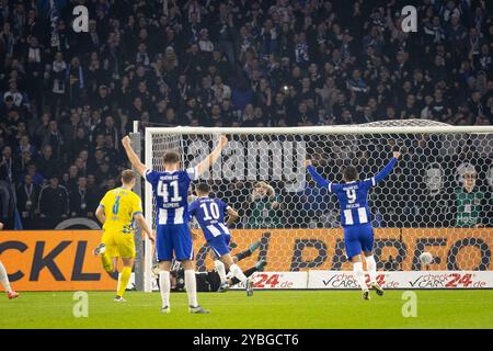 Berlin, Allemagne. 18 octobre 2024. Ibrahim Maza (10) de Hertha Berlin marque pour 2-1 sur pénalité lors du 2. Match de Bundesliga entre Hertha Berlin et Eintracht Braunschweig à l'Olympiastadion de Berlin. Crédit : Gonzales photo/Alamy Live News Banque D'Images