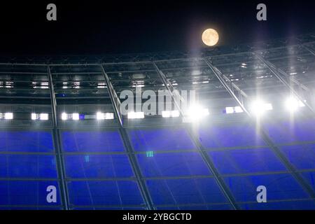 Berlin, Allemagne. 18 octobre 2024. Pleine lune au-dessus de l'Olympiastadion pendant le 2. Match de Bundesliga entre Hertha Berlin et Eintracht Braunschweig à Berlin. Crédit : Gonzales photo/Alamy Live News Banque D'Images